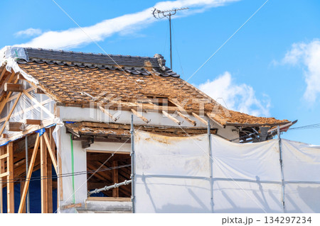 古い木造住宅の解体現場 134297234