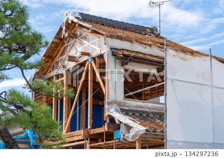 古い木造住宅の解体現場 134297236