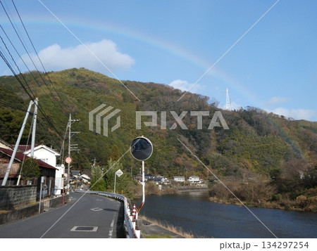 大竹市木野の街並みと小瀬川にかかる虹 大竹市木野の街並みと小瀬川にかかる虹 134297254