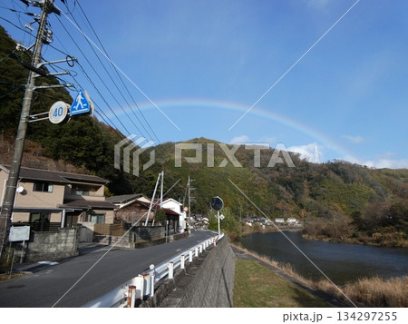 大竹市木野の街並みと小瀬川にかかる虹 134297255