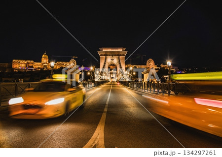 ライトアップされた夜のブダペスト・セーチェーニ鎖橋 ライトアップされた夜のブダペスト・セーチェーニ鎖橋 134297261