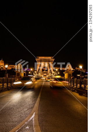 ライトアップされたブダペスト・セーチェーニ鎖橋 134297265