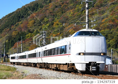 京都へ向けて山陰本線をゆく289系の特急きのさき号 134297319