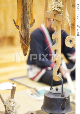 機織り機で遊ぶ子供 134297493