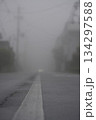霧のかかった道路 134297588