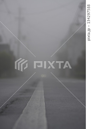 霧のかかった道路 霧のかかった道路 134297588