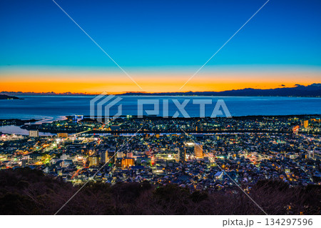 （静岡県）日が落ちて明かりが灯った沼津市の街並み 134297596