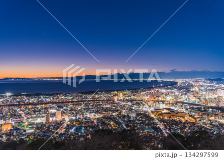 （静岡県）日が落ちて明かりが灯った沼津市の街並み 134297599