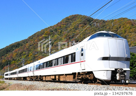 城崎温泉へ向けて山陰本線をゆく289系の特急こうのとり号 134297676