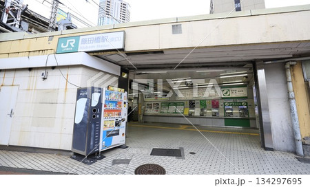 JR中央・総武線の各駅停車が停車する飯田橋駅東口 JR中央・総武線の各駅停車が停車する飯田橋駅東口 134297695