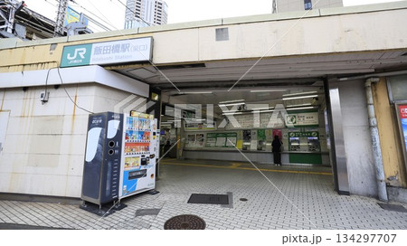 JR中央・総武線の各駅停車が停車する飯田橋駅東口 JR中央・総武線の各駅停車が停車する飯田橋駅東口 134297707