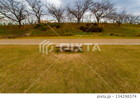 秋の公園のベンチ 秋の公園のベンチ 134298374