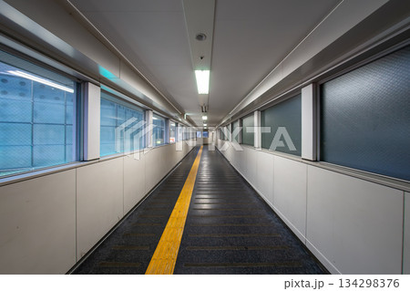駅の渡り廊下 134298376