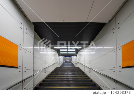 駅の上り階段の通路 134298378