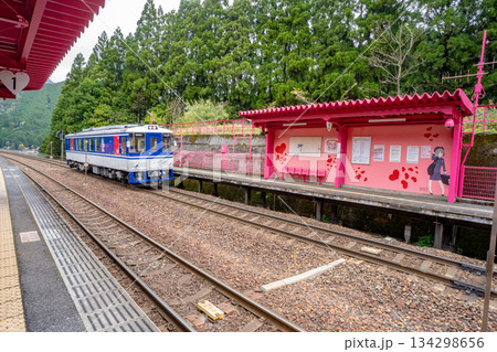 恋山形駅のホームと電車の風景 134298656