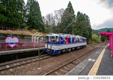 恋山形駅のホームと電車の風景 134298658