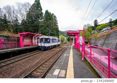 恋山形駅のホームと電車の風景 134298660