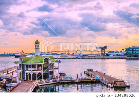 日本の横浜都市景観3隻日本の豪華客船が横浜港に集結。にっぽん丸・左奥や三井オ号・右、飛鳥Ⅱは着岸済み 日本の横浜都市景観3隻日本の豪華客船が横浜港に集結。にっぽん丸・左奥や三井オ号・右、飛鳥Ⅱは着岸済み 134299026