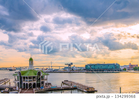 日本の横浜都市景観3隻日本の豪華客船が横浜港に集結。にっぽん丸・左奥や三井オ号・中、大さん橋に飛鳥Ⅱ 134299368