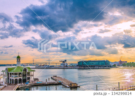 日本の横浜都市景観3隻日本の豪華客船が横浜港に集結。にっぽん丸・左奥や三井オ号・中、大さん橋に飛鳥Ⅱ 134299814