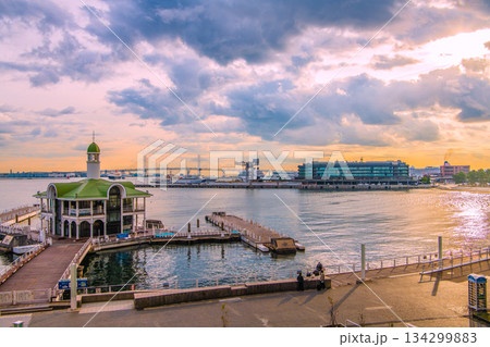 日本の横浜都市景観3隻日本の豪華客船が横浜港に集結。にっぽん丸・左奥や三井オ号・中、大さん橋に飛鳥Ⅱ 134299883