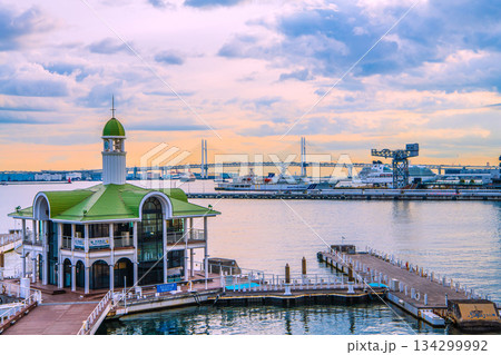 日本の横浜都市景観3隻日本の豪華客船が横浜港に集結。にっぽん丸・左奥や三井オ号・右、飛鳥Ⅱは着岸済み 134299992