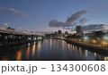 夜明け前の幻想的な川と街の景色 134300608