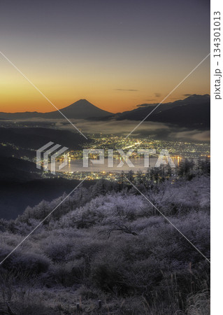 夜明けの高ボッチから望む、夜明け前の雲海と山並み 夜明けの高ボッチから望む、夜明け前の雲海と山並み 134301013