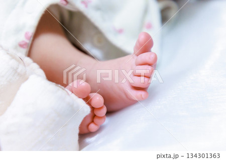 赤ちゃんの足 新生児 赤ちゃんの足 新生児 134301363