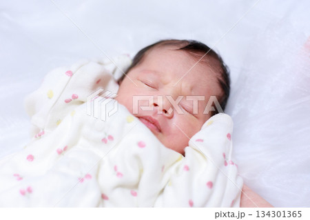 ベッドで寝ている赤ちゃん  新生児 134301365