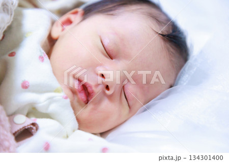 ベッドで寝ている赤ちゃん 新生児 ベッドで寝ている赤ちゃん 新生児 134301400