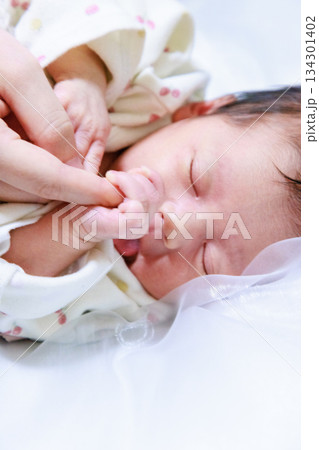 赤ちゃんの小さな手 指を握る新生児 赤ちゃんの小さな手 指を握る新生児 134301402