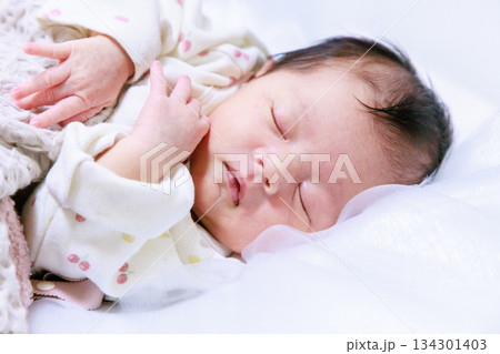 ベッドで寝ている赤ちゃん 新生児 ベッドで寝ている赤ちゃん 新生児 134301403