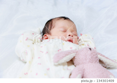 ベッドで寝ている赤ちゃん 新生児 ベッドで寝ている赤ちゃん 新生児 134301409