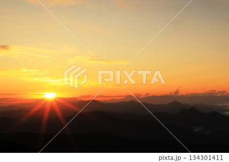 東北富士鳥海山から観る朝日 東北富士鳥海山から観る朝日 134301411