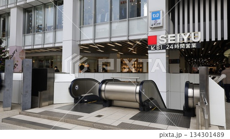 東京メトロ半蔵門線の錦糸町駅A2番出入口、エスカレーターが設置され商業施設に直結 134301489