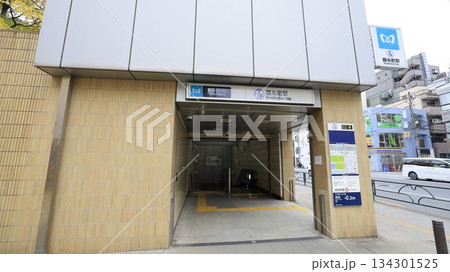 東京メトロ半蔵門線の錦糸町駅A4番出入口、エスカレーターが設置され錦糸公園に直結 東京メトロ半蔵門線の錦糸町駅A4番出入口、エスカレーターが設置され錦糸公園に直結 134301525