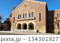 秋晴れの一橋大学兼松講堂 134301927