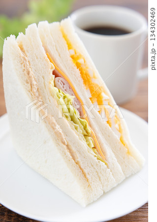 おいしいミックスサンドとホットコーヒーのモーニング 134302469