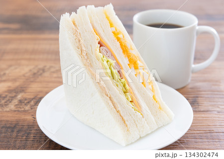 おいしいミックスサンドとホットコーヒーのモーニング 134302474