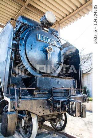 真っ黒な歴史的な蒸気機関車のD51　東京都王子の飛鳥山公園にて 134304385