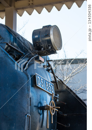 真っ黒な歴史的な蒸気機関車のD51　東京都王子の飛鳥山公園にて 134304386