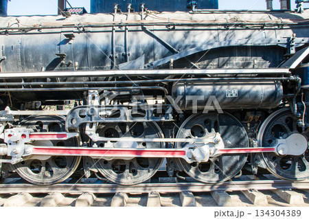 真っ黒な歴史的な蒸気機関車のD51　東京都王子の飛鳥山公園にて 134304389