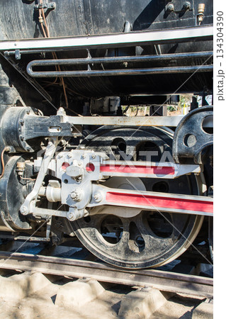 真っ黒な歴史的な蒸気機関車のD51　東京都王子の飛鳥山公園にて 134304390