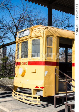 東京都の王子の飛鳥山公園に展示された黄色い歴史的な路面電車 134304431