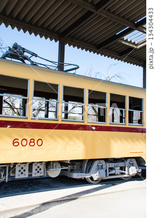 東京都の王子の飛鳥山公園に展示された黄色い歴史的な路面電車 134304433