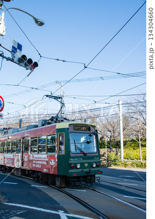 明るい快晴の空の下を進む東京桜トラムの車両　東京都の王子の飛鳥山公園近くにて 134304660