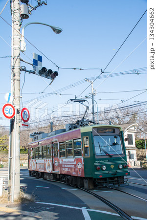 明るい快晴の空の下を進む東京桜トラムの車両　東京都の王子の飛鳥山公園近くにて 134304662