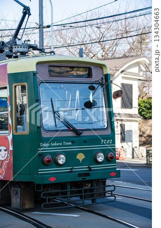明るい快晴の空の下を進む東京桜トラムの車両 東京都の王子の飛鳥山公園近くにて 明るい快晴の空の下を進む東京桜トラムの車両 東京都の王子の飛鳥山公園近くにて 134304663