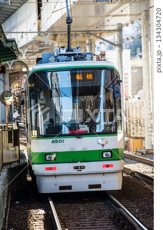明るい快晴の空の下を進む東京桜トラムの車両　東京都の王子の飛鳥山公園近くにて 134304720